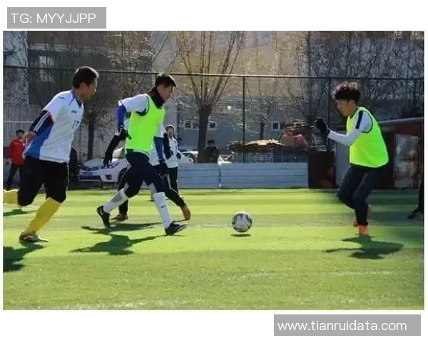 足球明星驾驭大众高尔夫展现非凡魅力与运动精神