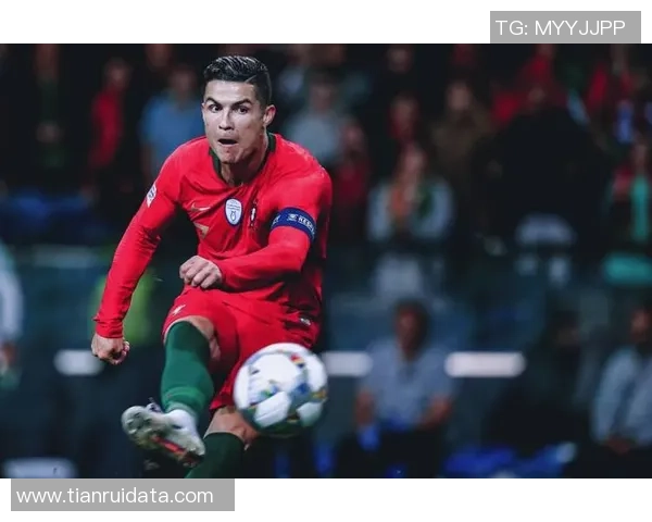 三位足球巨星的职业生涯与成就全景解析 三位足球巨星的职业生涯与成就全景解析