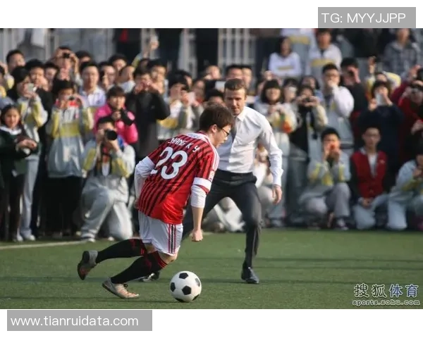 足球明星女儿展现惊人球技精彩踢球视频引发热议与关注 足球明星女儿展现惊人球技精彩踢球视频引发热议与关注